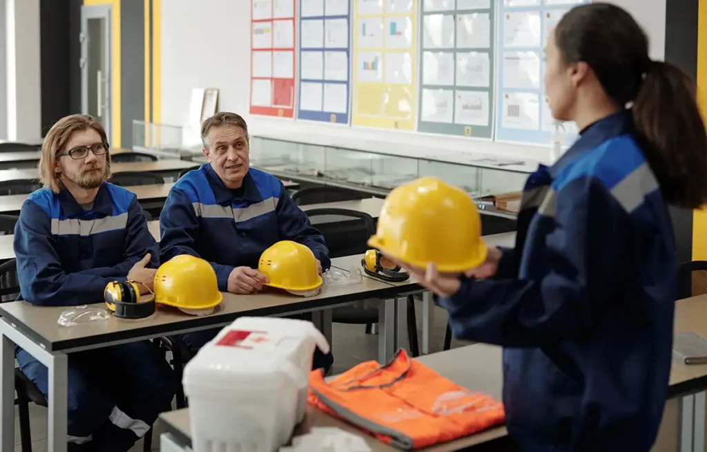 Seguridad Cascos charla en una empresa