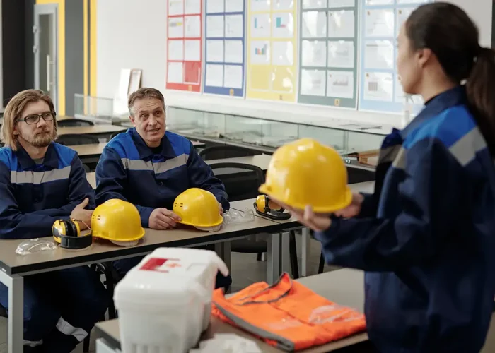 Seguridad Cascos charla en una empresa